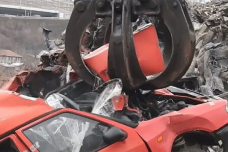 (VIDEO) OVAKO ZAVRŠE AUTOMOBILI BAHATIH VOZAČA Policija uništila nekoliko oduzetih vozila