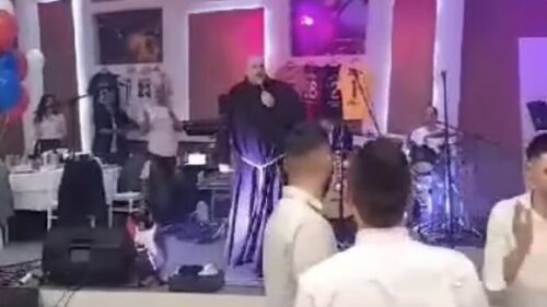 (VIDEO) „IMA JEDNO OBEĆANJE…“ Fratar se popeo na binu u Međugorju, pa zapjevao navijačku pjesmu