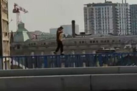 (VIDEO) JEZIVA SCENA U BEOGRADU Mladić šeta po Brankovom mostu, ljudi prestravljeni prizorom