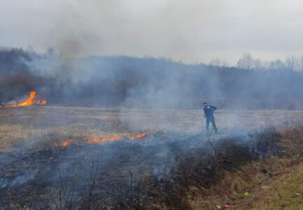 (FOTO) VATROGASCI UPUTILI APEL GRAĐANIMA Požar kod Dervente stavljen pod kontrolu