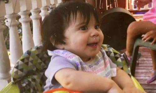 (VIDEO) NEVIĐENA TRAGEDIJA! Amerikanka ostavila bebu samu 10 dana, kad se vratila sa odmora zatekla je mrtvo dijete