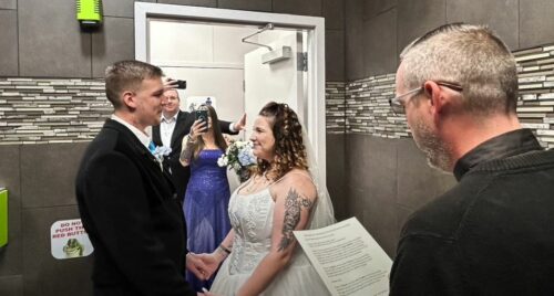 (VIDEO) PRVI PLES IZMEĐU PISOARA Par iz Amerike odlučio da se vjenča u toaletu benzinske pumpe