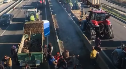 BLOKIRALI PUTEVE I GRANIČNE PRELAZE Grčki poljoprivrednici organizuju protest u Atini