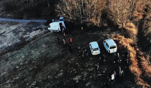 (FOTO) UHAPŠEN KRIJUMČAR Granična policija BiH kod Cazina pronašla 42 migranta