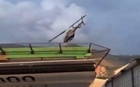 (VIDEO) PUTNICI PREŽIVJELI U Kolumbiji snimljen jezivi pad helikoptera