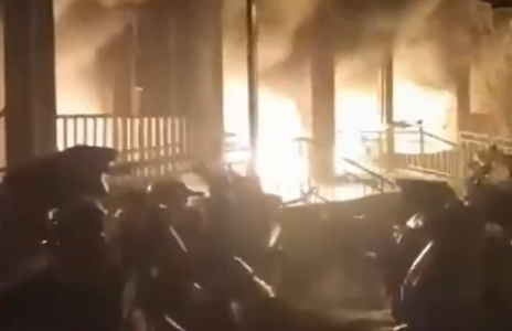 (VIDEO) PRETPOSTAVLJA SE DA JE IZBIO NA ELEKTRIČNOM BICIKLU Najmanje 15 ljudi poginulo u požaru