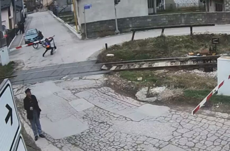 (VIDEO) INCIDENT PRILIKOM PRELASKA PREKO PRUGE Dječak na električnom trotinetu iščupao rampu u Banjaluci
