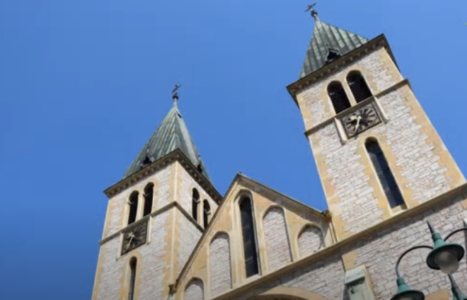 NEMA POVRIJEĐENIH OSOBA Jak vjetar oborio kazaljku sa sarajevske Katedrale