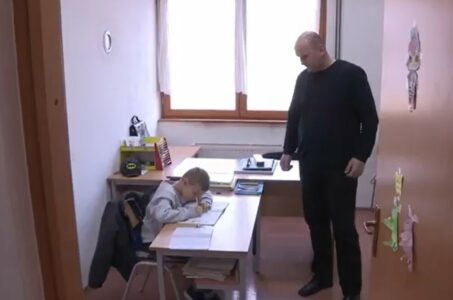 ŠKOLA U KOJU IDEM, MOJA JE CIJELA Sedmogodišnji Mahir jedini đak u selu Petrovići kod Olova (VIDEO)