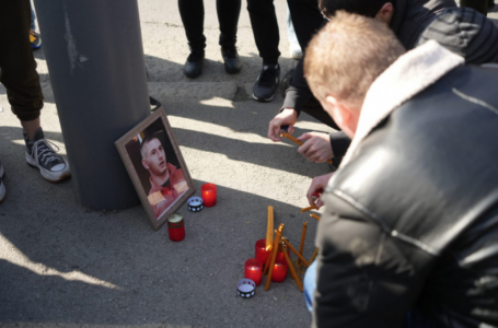 (FOTO/VIDEO) TUGA U BEOGRADU Prijatelji se okupili da odaju počast na mjestu na kojem je ubijen Stefan Savić