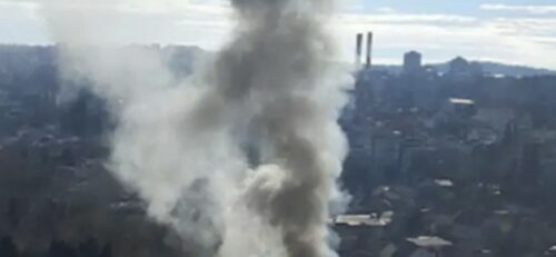 (VIDEO) EKIPE NA TERENU Veliki požar u Beogradu: Gusti dim kulja, vatrogasci se bore sa plamenom