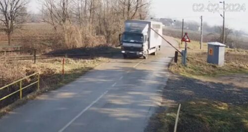 OVO PRELAZI SVAKU GRANICU Nema kraja bahatosti: Polubranik se spušta, vozač kamiona prolazi (VIDEO)