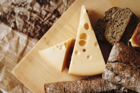 DA LI STE SE IKADA ZAPITALI Zašto švicarski sir ima rupe?