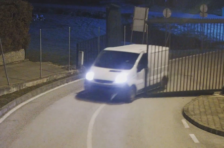 (VIDEO) SNIMCI ŠOKIRALI SVE! Državljanin BiH (19) izbjegavajući graničnu kontrolu umalo pregazio policajku, drugi probio ogradu
