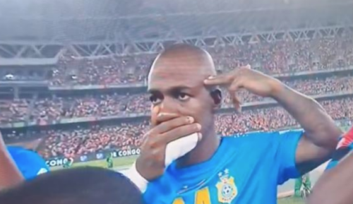 (VIDEO) OVIM ČINOM IZRAZILI PROTEST Fudbaleri DR Kongo stavili ruke preko usta i uperili „pištolj“ na glavu tokom intoniranja himne