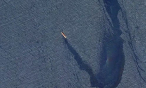 (FOTO) NAPAD NA BROD IZAZVAO ŠTETU Naftna mrlja duga oko 29 kilometara pojavila se u Crvenom moru