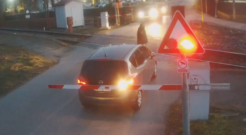 (VIDEO) VOZ UVIJEK IMA PREDNOST Nesavjesni vozač polomio polubranik na pružnom prelazu Incel