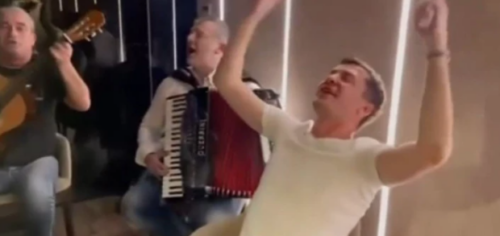 (VIDEO) CRNO-BIJELI BOEMI! Saša Ilić zaplakao uz pjesmu navijača Partizana, Danko Lazović se popeo na stolicu