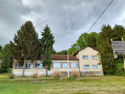 NE ČUJU SE ŠKOLSKA ZVONA, NEMA DJEČIJE GRAJE U DVORIŠTIMA U Srpskoj ugašeno sedam područnih škola u posljednjih pet godina: Iz sela „otišao“ i autobus