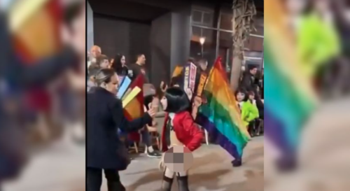 (VIDEO) KONTROVERZNI ŠOU NA ULICAMA ŠPANIJE Djeca u halterima i potpeticama mašu LGBT zastavama