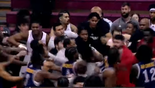 (VIDEO) OPŠTI HAOS NA TERENU Potukli se igrači nakon košarkaške utakmice: Ne zna se ko koga udara, a ko razdvaja