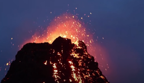 (VIDEO) ŠOKANTAN SNIMAK SA ISLANDA Vulkan izbacuje lavu do 80 metara uvis