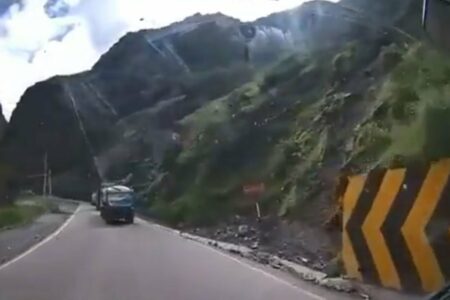 (VIDEO) OGROMNA STIJENA PALA NA VOZILA Zastrašujući snimak odrona u Peruu
