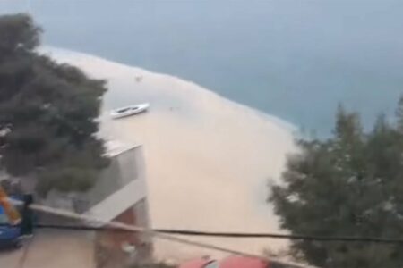 (VIDEO) JAKO NEVRIJEME U HRVATSKOJ Grad zabijelio Dalmaciju, bujice na cestama