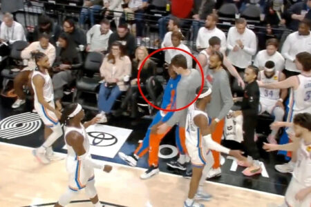 (VIDEO) DRAMA U NBA Košarkaš kolabirao usred utakmice, srušio se ispred saigrača