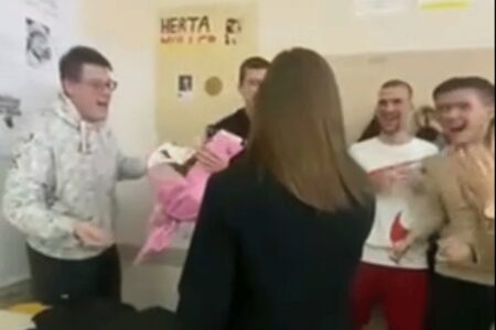 (VIDEO) NESVAKIDAŠNJE IZNENAĐENJE Banjalučki đaci odglumili tuču, pa obradovali nastavnicu