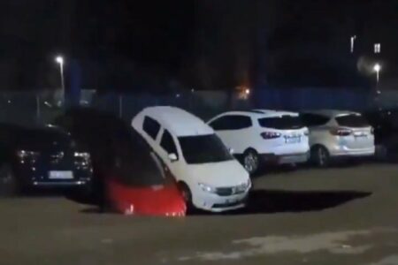 (VIDEO) NESVAKIDAŠNJA SITUACIJA Velika rupa na cesti „progutala“ dva automobila