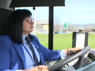 (VIDEO) VESNA MARKOVIĆ JE DOKAZ DA GRANICE NE POSTOJE Dama u šestoj deceniji vozač autobusa, volan joj ispunio životni san