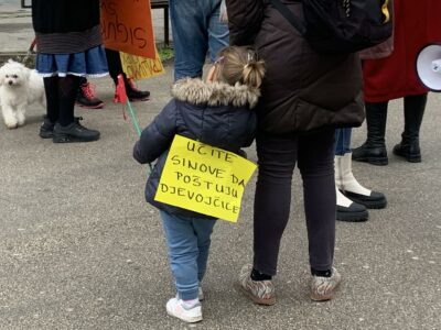 (FOTO) MALENA BANJALUČANKA ODUŠEVILA SVE Snažna poruka na Osmomartovskom maršu: „Učite sinove da poštuju djevojčice“