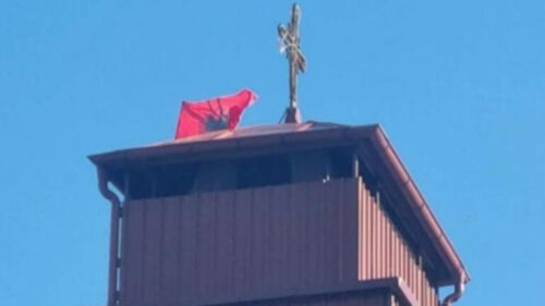 POLICIJA TRAGA ZA POČINIOCIMA Albansku zastavu postavili na kupolu crkve