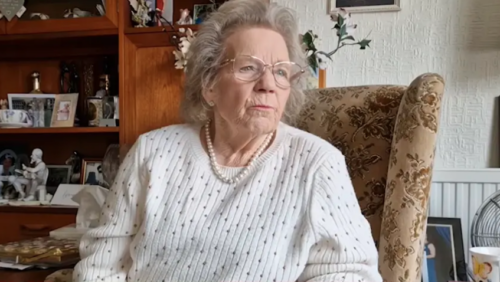 (FOTO) KADA NEKO VOLI SVOJ POSAO Najstarija konobarica (92) odlazi u penziju
