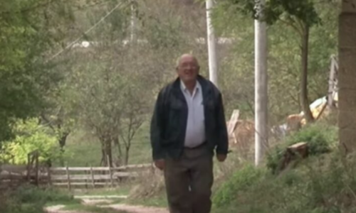 (VIDEO) „MORAO SAM DA POSLUŠAM ŽENU“ Milan (71) se na nagovor supruge preselio na selo i život mu se premijenio iz korijena