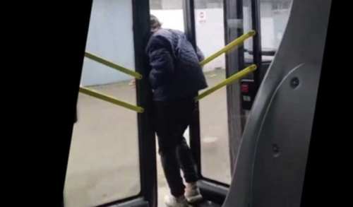 NESVAKIDAŠNJI PRIZOR! Muškarac otvorio vrata autobusa, pa iskočio dok je bio u pokretu