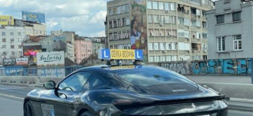 (FOTO) OVO DO SADA NIJE VIĐENO! Beograđani šokirani: Auto-škola u „ferariju“ vrši obuku vozača