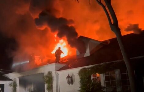 (VIDEO) KUĆA SLAVNE MANEKENKE U PLAMENU Preko 90 vatrogasaca se bori sa vatrenom stihijom 