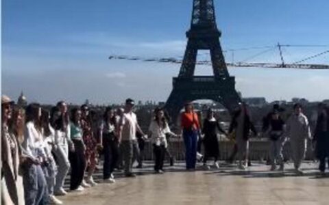 (VIDEO) PRELIJEP SNIMAK IZ PARIZA Srbi opleli Užičko kolo ispred Ajfelovog tornja, oduševili strance 