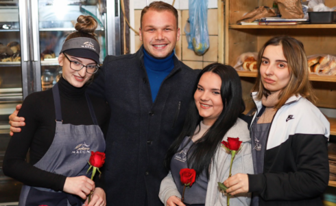 (FOTO) DAN ŽENA U BANJALUCI Stanivuković obišao pekare i damama poklonio ruže