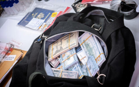 PRIČA KOJA VRAĆA VJERU U LJUDE Mladić pronašao torbu sa 125.000 evra, njegov gest oduševio mnoge