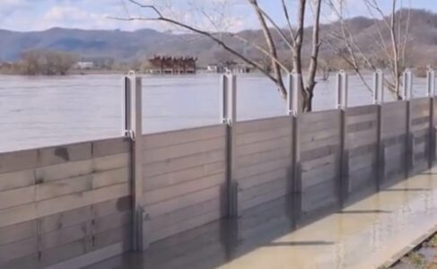 (FOTO) POSTAVILI MONTAŽNE BARIJERE Pogledajte kako izgleda novi sistem koji je odbranio Hrvatsku Kostajnicu od poplave