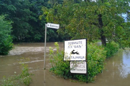 ALARMANTNA SITUACIJA U KOSTAJNICI Izlila se Una: Poljoprivredne površine pod vodom, nekoliko kuća poplavljeno