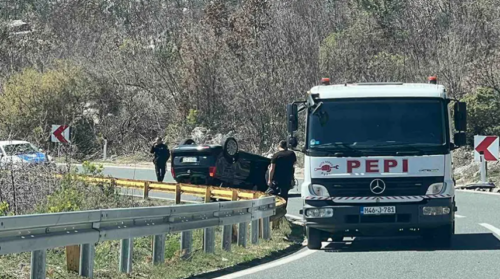 AUTOMOBIL ZAVRŠIO NA KROVU Saobraćajna nezgoda na putu Trebinje-Bileća