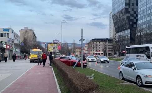 AUTOMOBIL IZLETIO SA CESTE Saobraćajna nezgoda u Sarajevu: Od siline udara oborio stub ulične rasvjete