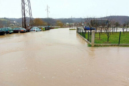 (FOTO) NA TERENU CIVILNA ZAŠTITA I VATROGASCI Poplavljeni putevi u Novom Gradu
