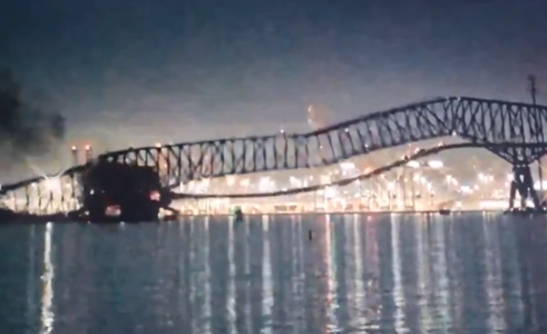 (FOTO/VIDEO) DUG VIŠE OD DVA I PO KILOMETARA Teretni brod srušio most u Baltimoru