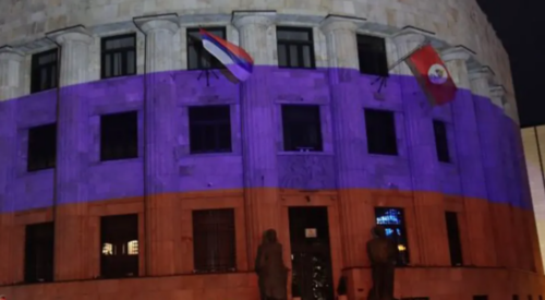 BIJELA, PLAVA I CRVENA U čast pobjede Vladimira Putina: Palata Republike u bojama ruske zastave