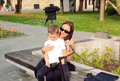 (VIDEO) ALEKSANDRA PRIJOVIĆ ODUŠEVILA BANJALUČANE Pjevačica sa sinom zapjevala u centru grada